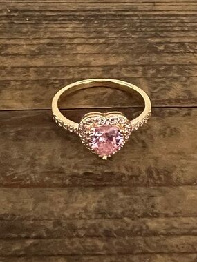 🟠NWT PRETTY BIRD JEWELRY Tarnish Proof Gold Tone Sparkling Ring w/Pink Heart - 9
